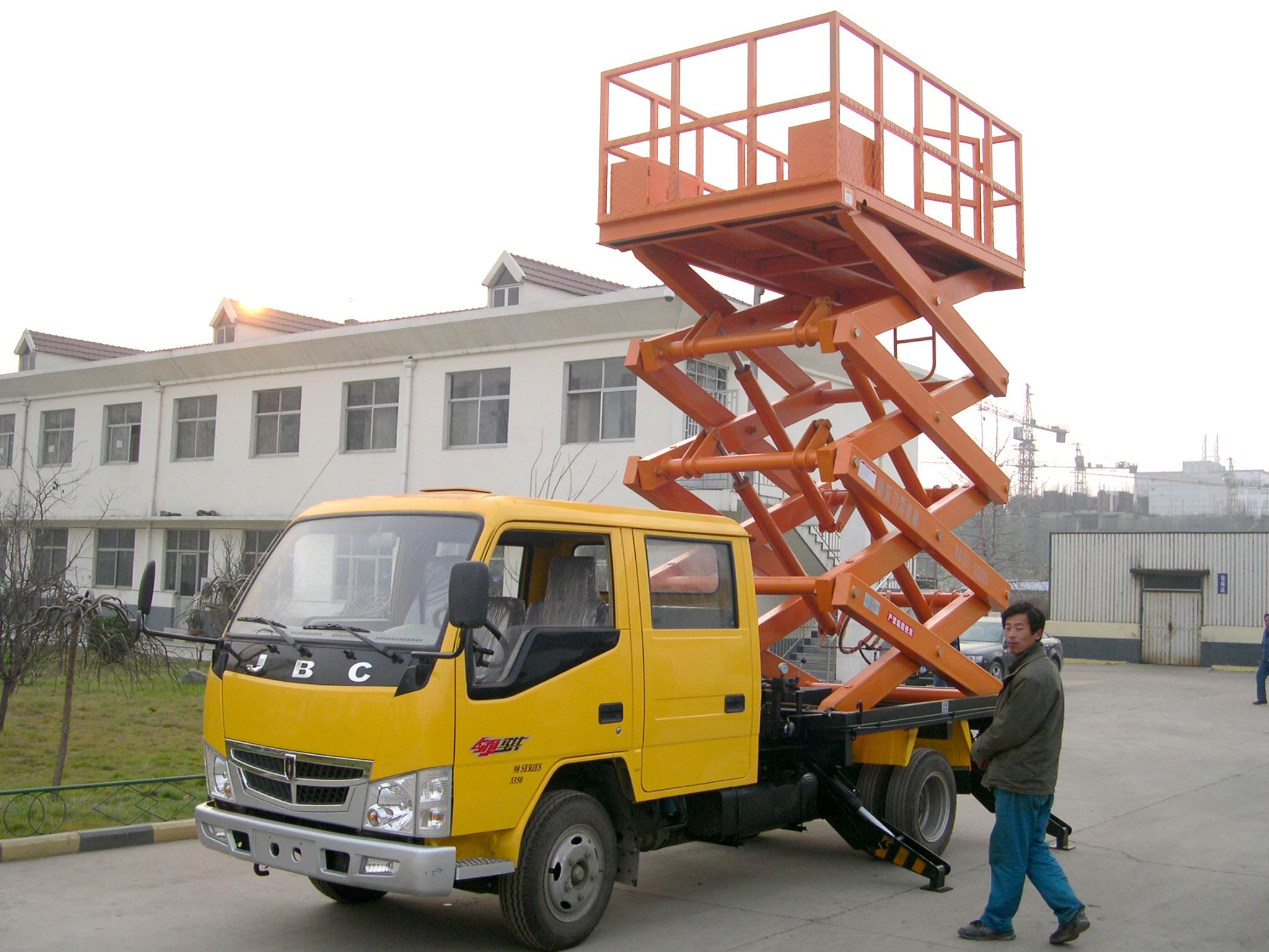 車載剪叉式升降平台