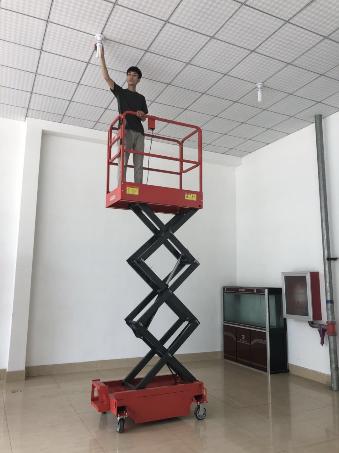 半自动小型剪（jiǎn）叉（chā）升降机